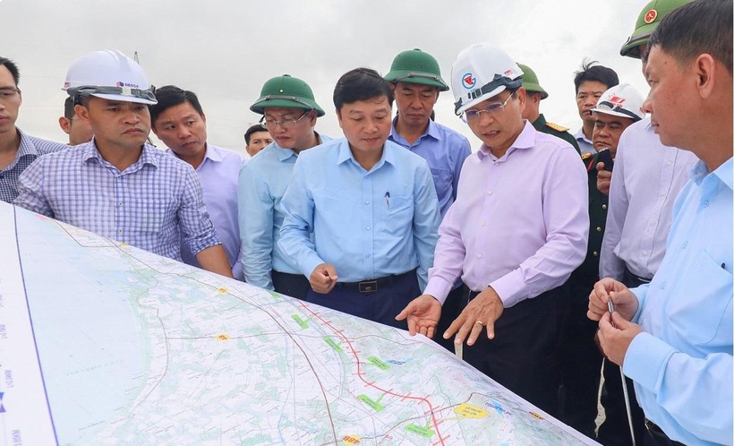 Bộ trưởng Bộ GTVT Nguyễn Văn Thắng đề nghị thay thế nhà thầu Hoàng Long ngay khi thị sát công trường. Ảnh: IT