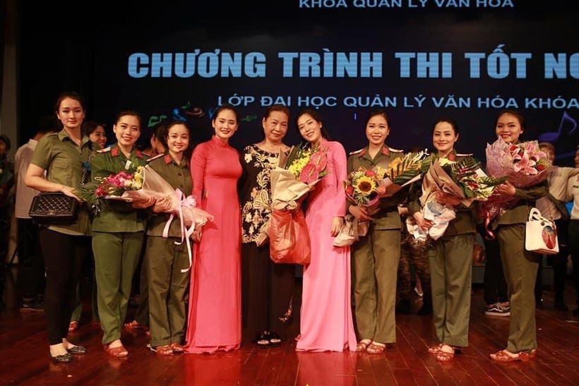 Đại tá, NSND Hoài Thanh và các học trò trong ngày tốt nghiệp.