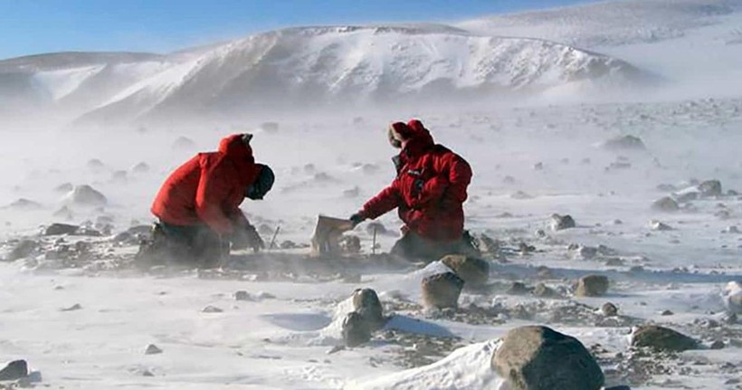 Các nhà khoa học nghiên cứu ở Nam Cực trong điều kiện khắc nghiệt.