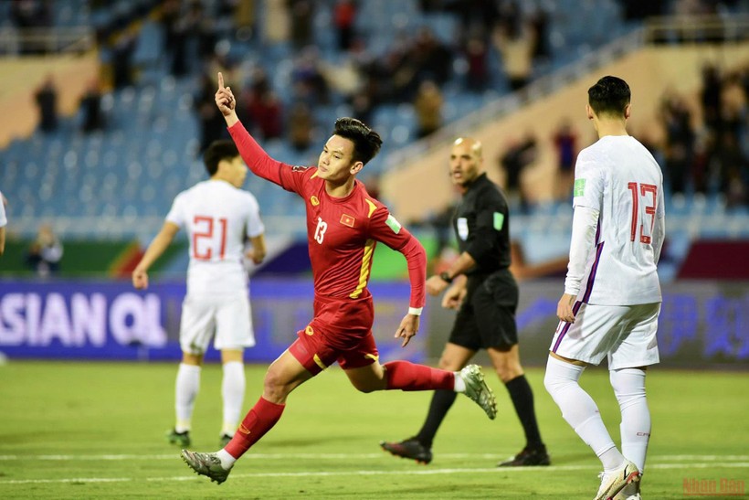 Đội tuyển Việt Nam (áo sẫm) thắng đội tuyển Trung Quốc 3-1 trong khuôn khổ vòng loại thứ 3 World Cup 2022.
