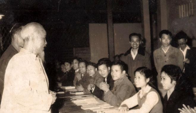 Nhạc sĩ Dân Huyền (ngồi thứ 8, từ phải sang) vinh dự được đón Bác Hồ tại Nhà máy Ô tô 1-5, đêm 19/12/1963.