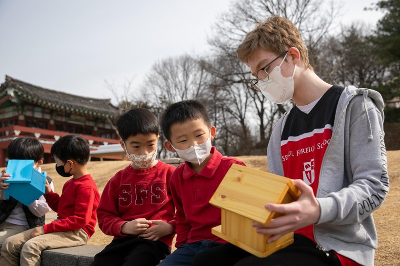 Sinh viên nước ngoài làm tình nguyện viên tại Hàn Quốc.