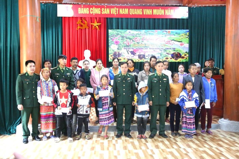 Bộ đội Biên phòng Hà Tĩnh và các cơ quan đoàn thể, chính quyền địa phương tặng quà người Chứt nhân dip Tết Chăm Cha Bới.