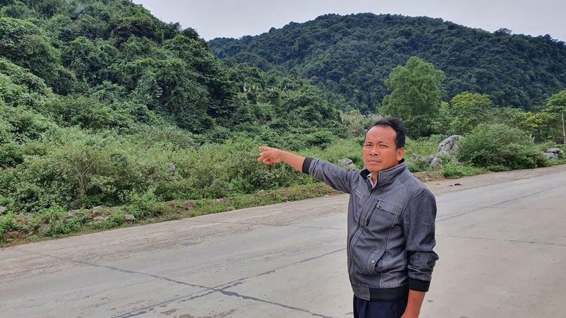 Ông Nguyễn Văn Tuấn chỉ diện tích đất mà gia đình ông bị thu hồi để phục vụ thi công dự án.