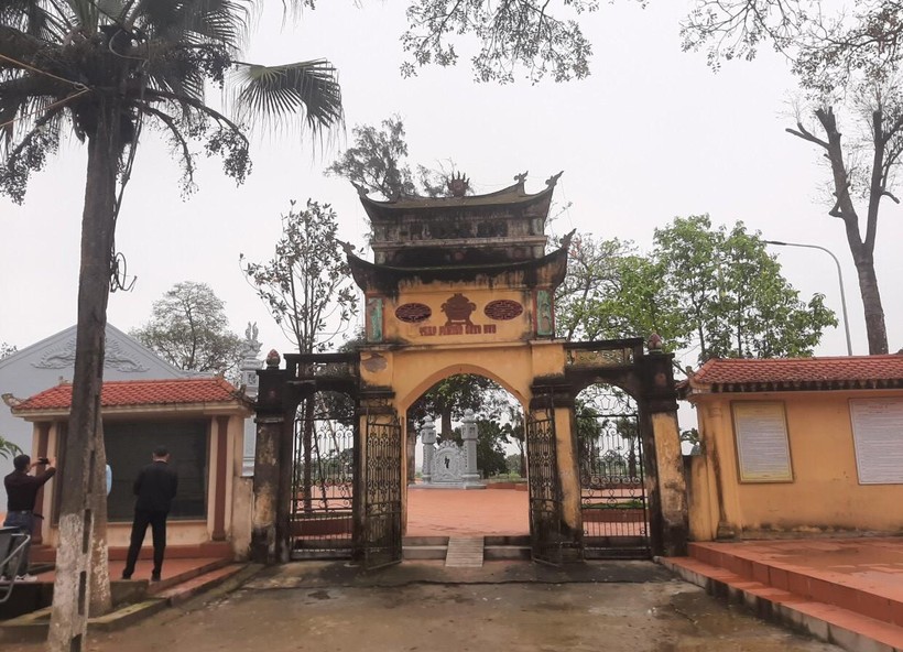 Cổng vào đền thờ Quan Trạng Tống Trân ở xã Tống Trân (Phù Cừ - Hưng Yên).