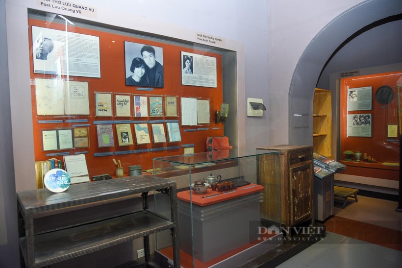 Những tác phẩm của Xuân Quỳnh và Lưu Quang Vũ được trưng bày tại Bảo tàng Văn học Việt Nam. Ảnh: Dân Việt