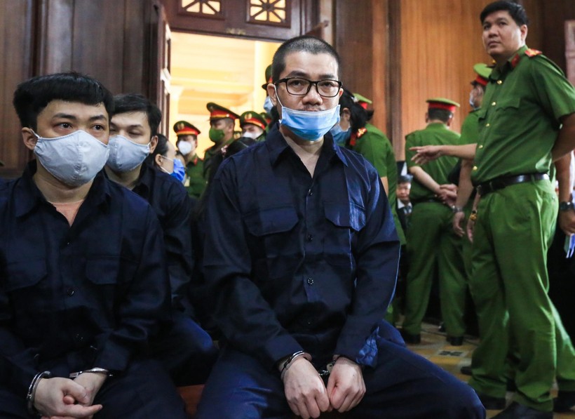 Nguyễn Thái Luyện (phải) bị đề nghị mức án chung thân.