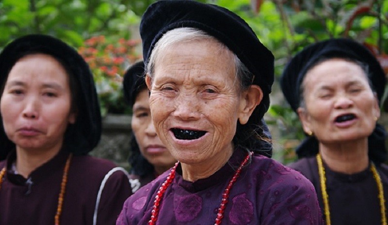 Nhiều giả thuyết cho rằng, tục nhuộm răng của người Việt có từ thời Hùng Vương.