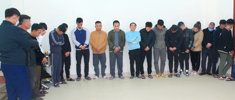 Một số đối tượng trong đường dây cá độ bóng đá bị Công an tỉnh Nghệ An bắt giữ.