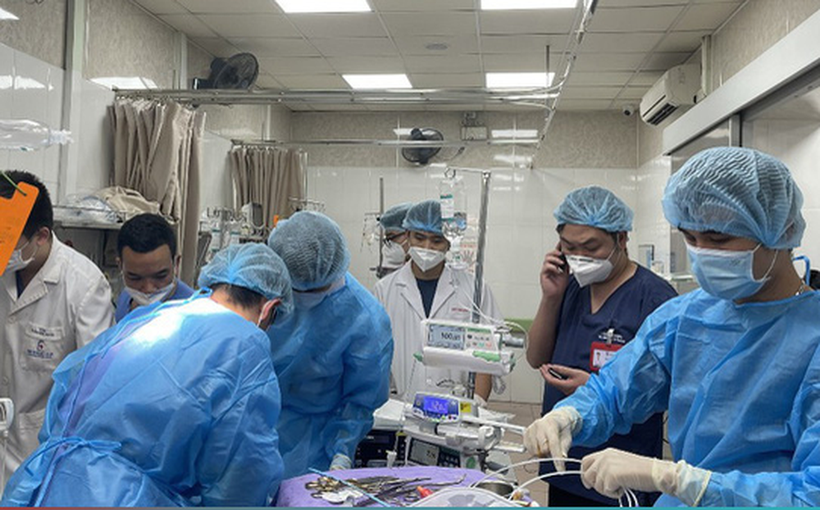 Bệnh nhân được chỉ định làm ECMO (kỹ thuật tim phổi nhân tạo tại giường) cấp cứu để hỗ trợ tuần hoàn. Ảnh: BV Đại học Y Hà Nội.