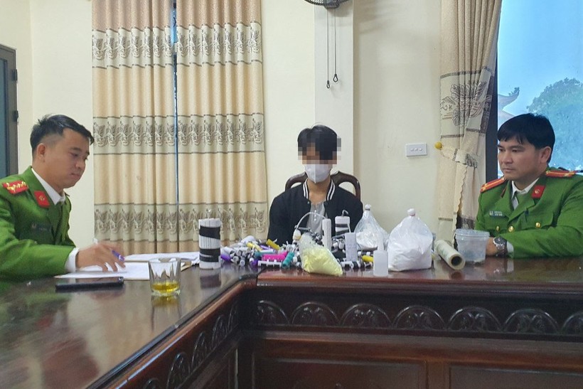 Lực lượng công an ở Hà Tĩnh tiến hành lập biên bản xử lý vi phạm đối với học sinh có hành vi chế tạo pháo.