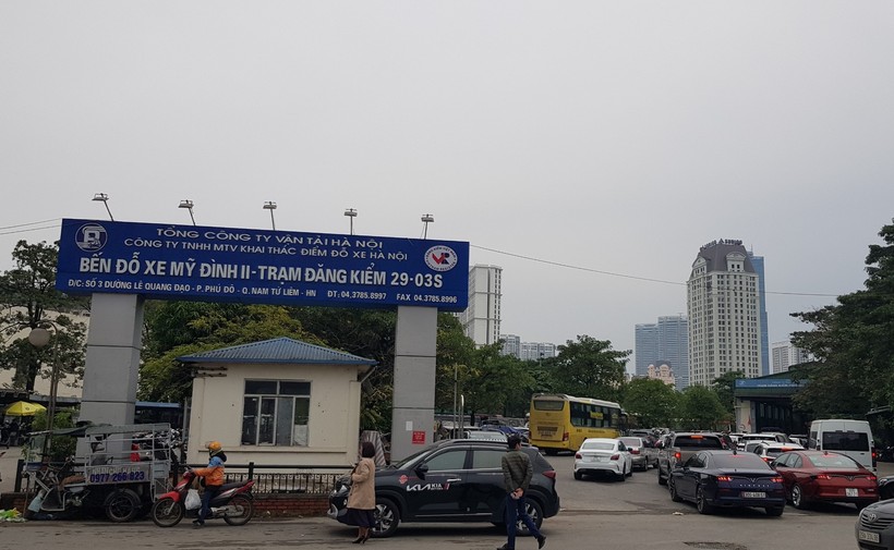 Trung tâm Đăng kiểm 29-03S tại đường Lê Quang Đạo, quận Nam Từ Liêm đông đúc tháng cuối năm.