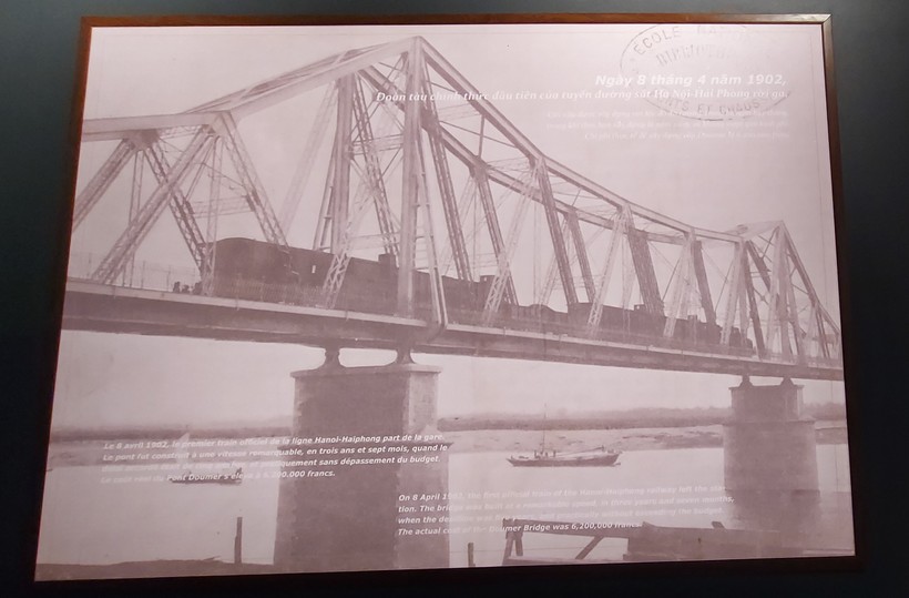 Hình ảnh đoàn tàu chính thức đầu tiên của tuyến đường sắt Hà Nội - Hải Phòng rời ga ngày 8/4/1902 được trưng bày tại triển lãm. Ảnh: Bình Thanh.