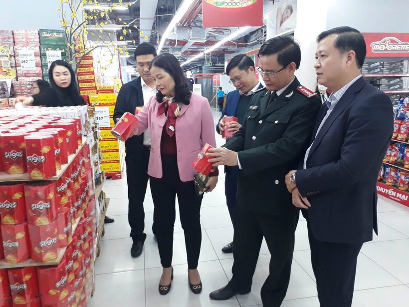 Đoàn kiểm tra liên ngành Trung ương về ATTP kiểm tra một siêu thị trên địa bàn quận Thanh Xuân (Hà Nội).