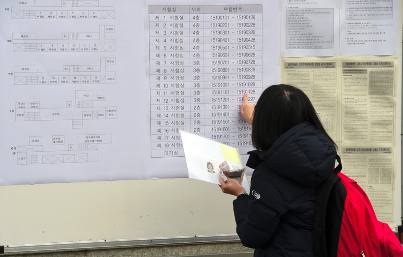 Thí sinh Hàn Quốc kiểm tra số báo danh trong ngày thi đại học.