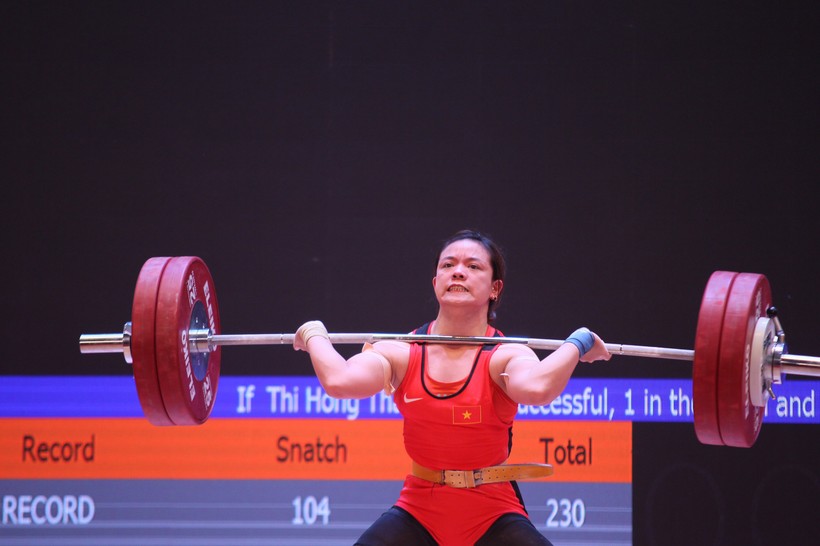 Phạm Thị Hồng Thanh xuất sắc đoạt trọn bộ 3 Huy chương Vàng hạng cân 64kg nữ ở giải cử tạ vô địch châu Á 2022.