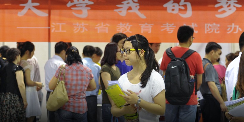 Sinh viên tham dự hội chợ đại học tại Trung Quốc năm 2014.