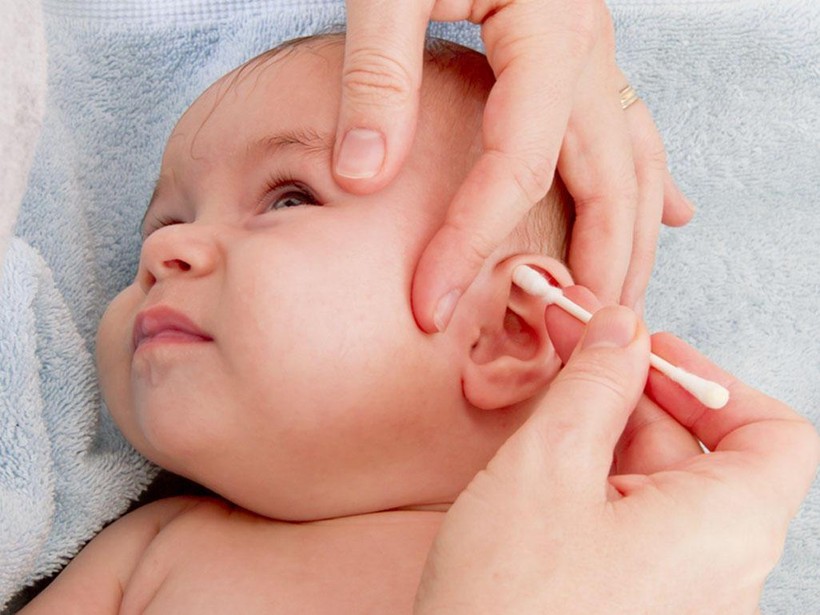 Giữ vệ sinh tai cho trẻ sạch sẽ có thể giúp phòng bệnh viêm tai giữa.