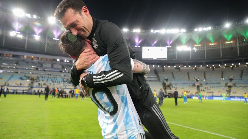 Huấn luyện viên Lionel Scaloni ăn mừng với Messi. Ảnh: ITN