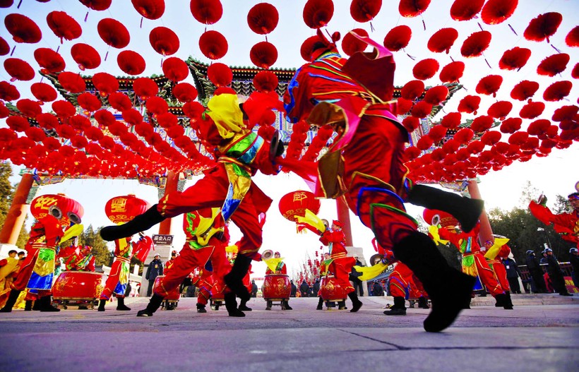 Người dân Malaysia treo đèn lồng đỏ, múa lân sư trong dịp Tết Nguyên đán.