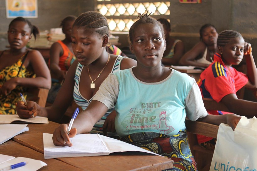 Bên ngoài một trung tâm học tập cộng đồng dành cho nữ sinh mang thai tại Sierra Leone.