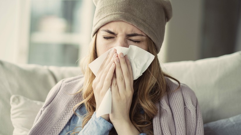Nhiều người thường bị cảm cúm vào mùa lạnh. Ảnh: CNN