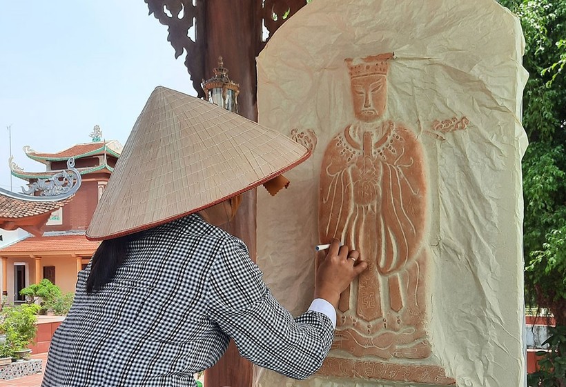 Bảo tàng tỉnh Hà Nam dập hoa văn trên bia đá chùa Giàu. Ảnh: IT.