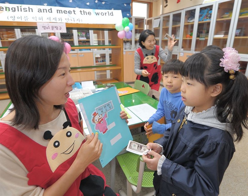 Một tiết học Tiếng Anh của trẻ mẫu giáo Hàn Quốc.
