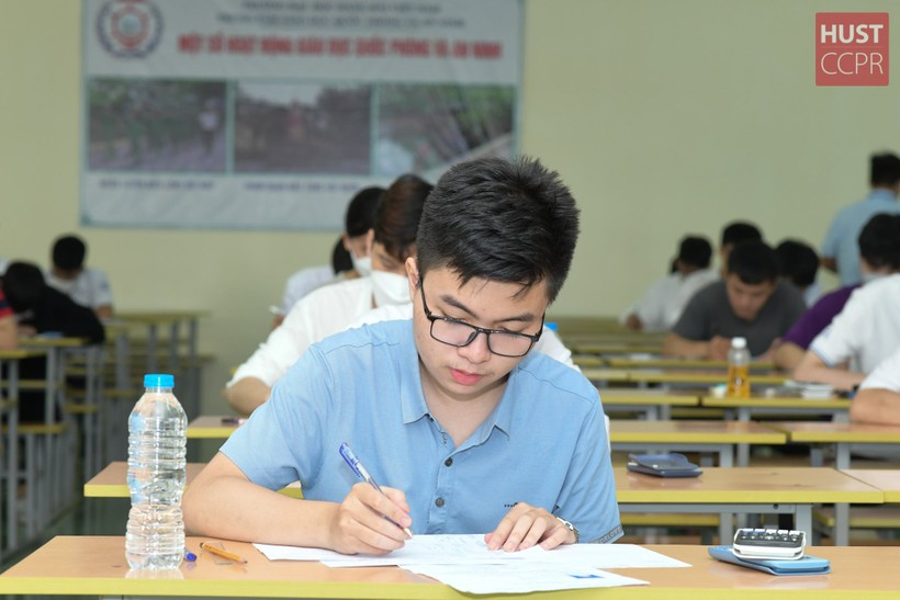 Thí sinh tham dự Kỳ thi đánh giá tư duy năm 2022 của Đại học Bách khoa Hà Nội. Ảnh: INT