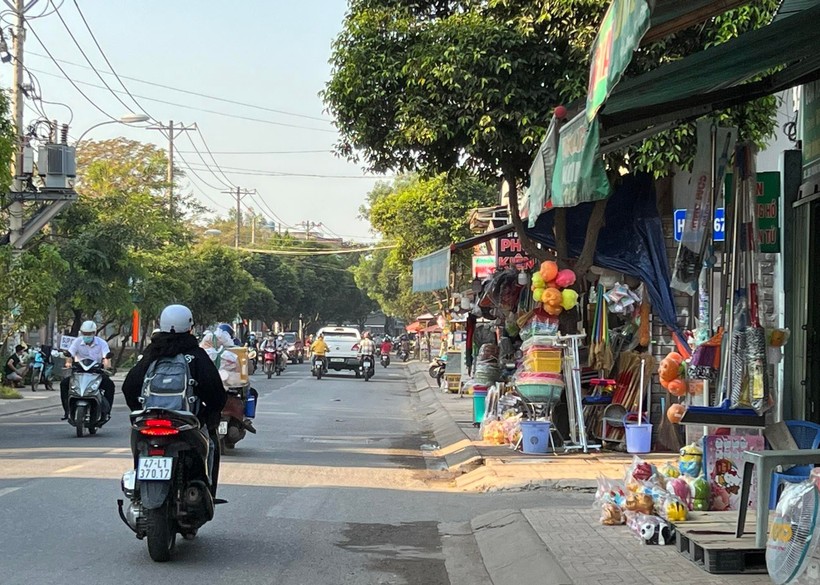 Một đoạn vỉa hè trên đường Đình Phong Phú, phường Tăng Nhơn Phú, TP Thủ Đức bị người kinh doanh lấn chiếm hoàn toàn.