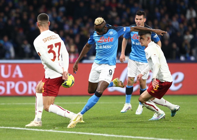 Trận Napoli (giữa) thắng AS Roma 2 - 1 ngày 30/1. 