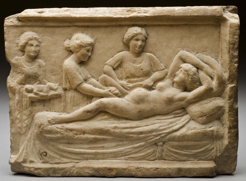 Cảnh sinh đẻ trong thời cổ - tác phẩm khắc họa được khai quật ở Ostia, Italy.