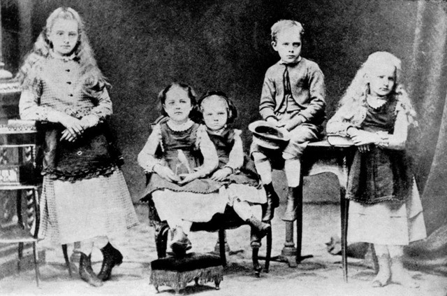 Năm anh chị em bà Marie Curie.