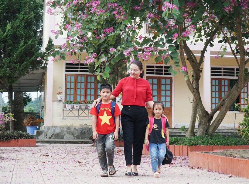 Cô Nguyễn Thị Kim Anh - Hiệu trưởng nhà trường thường xuyên trò chuyện, động viên học sinh Đan Lai nhập học vào trường chính.