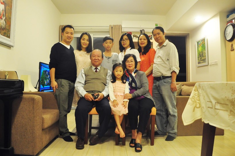 Họa sĩ, NSND Doãn Châu (bên trái, hàng ngồi) và con trai - họa sĩ, NSƯT Doãn Bằng (người đầu tiên bên phải, hàng đứng) quây quần bên gia đình.