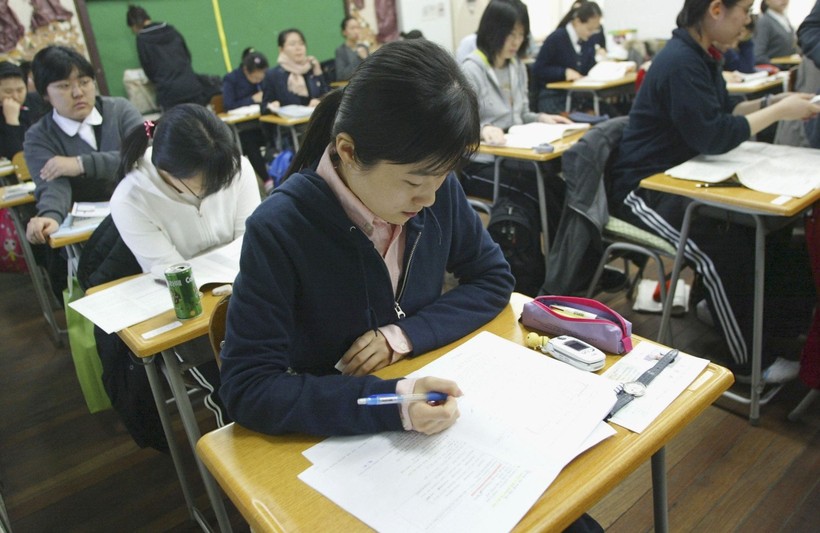 Học sinh Hàn Quốc ôn luyện cho kỳ thi tuyển sinh đại học.