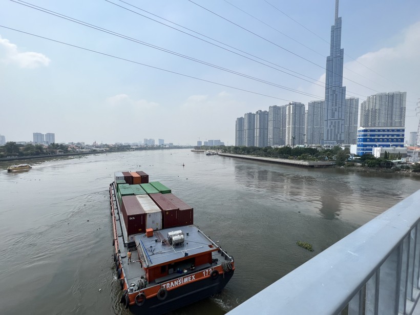 Cầu Sài Gòn đảm bảo độ tĩnh không nên tàu hàng chở container lưu thông dễ dàng.