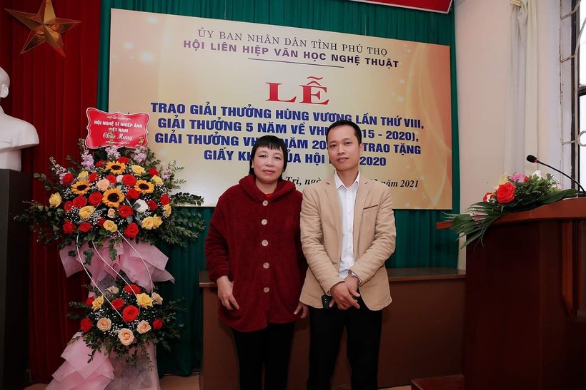 Nhà văn Tống Ngọc Hân (bìa trái) tại một lễ trao giải thưởng. Ảnh: NVCC.