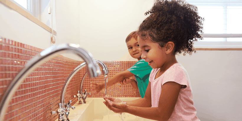 Cha mẹ cần hướng dẫn trẻ rửa tay thường xuyên và đúng cách. Ảnh minh họa