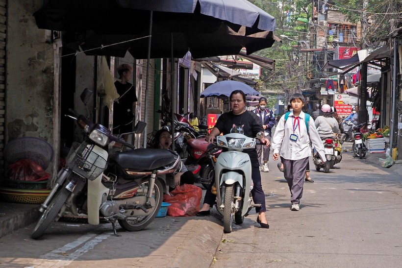 Học sinh đi bộ dưới lòng đường trên địa bàn phường Thanh Xuân Bắc (quận Thanh Xuân).