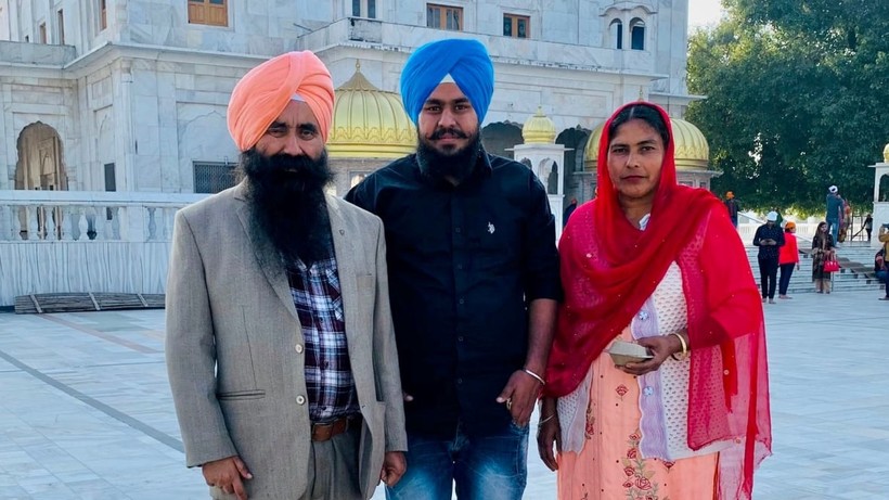 Karanveer Singh (giữa) bị cáo buộc sử dụng tài liệu giả mạo để nhập cư Canada.