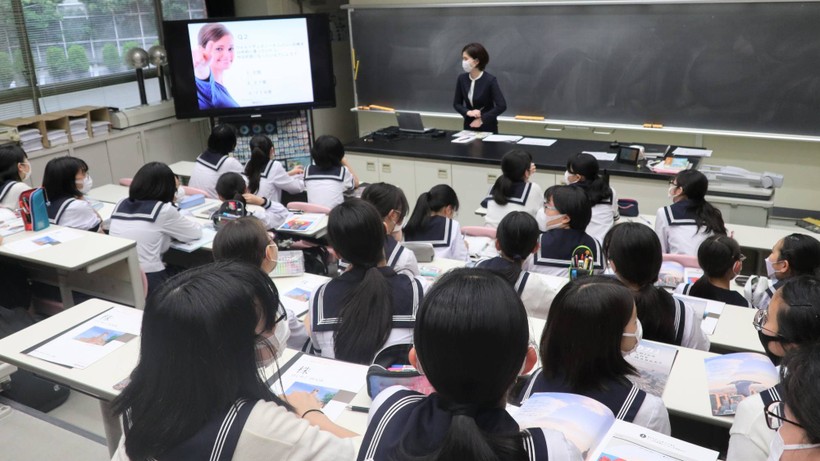 Một tiết học về chứng khoán tại Trường THCS và THPT Toshimagaoka Joshigakuen, Tokyo, Nhật Bản.