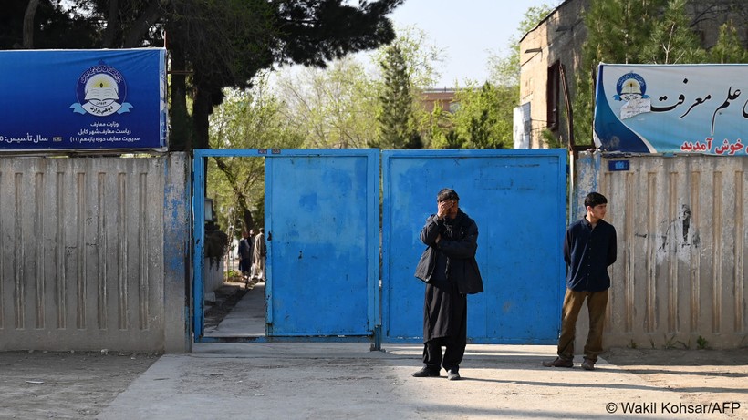 Khung cảnh vắng lặng bên ngoài một trường học tại Afghanistan hôm 21/3.