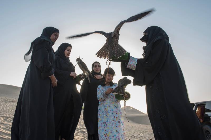 Những phụ nữ nuôi chim ưng của UAE thường tụ tập vào buổi tối để gặp gỡ và huấn luyện cũng như chia sẻ kiến thức trong nghề. Ảnh: National news