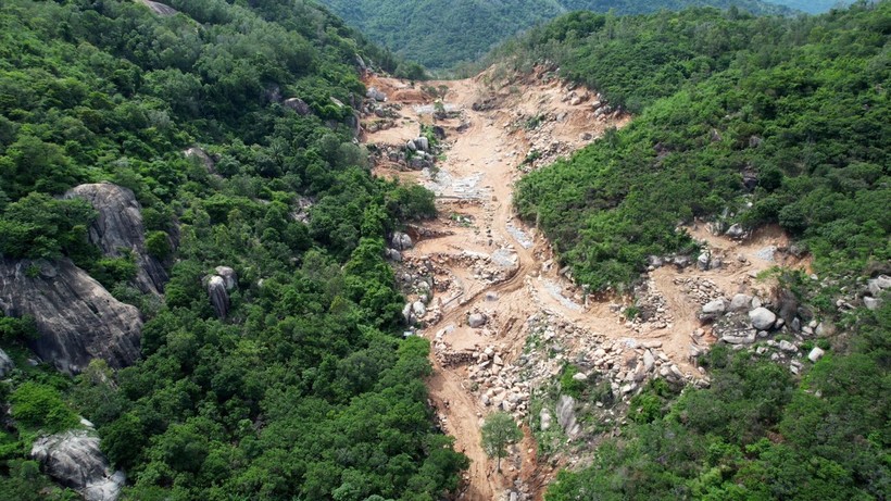 Núi Thị Vải bị xẻ đôi do vấn nạn phá rừng, lấn chiếm đất rừng năm 2021.