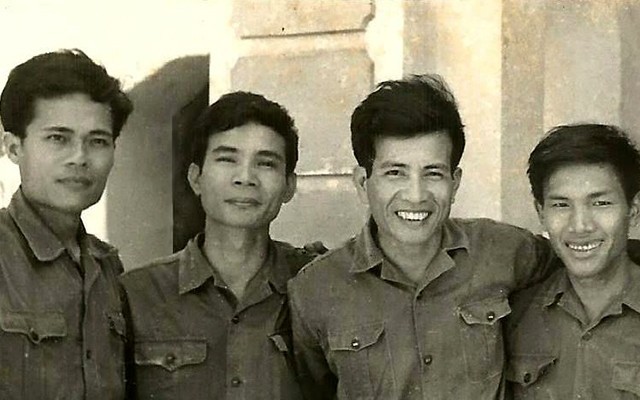 Các nhà văn quân đội (từ trái sang phải): Anh Ngọc, Nguyễn Trọng Tạo, Hữu Thỉnh, Khuất Quang Thụy. Ảnh: NVCC
