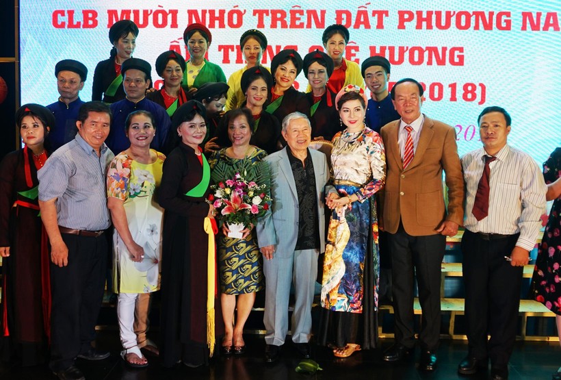 Nghệ sĩ Quý Thăng (thứ 2 từ phải sang) cùng NSƯT Kiều Hưng (thứ tư từ phải sang) và các thành viên trong Lễ kỷ niệm 20 năm Câu lạc bộ Mười Nhớ. Ảnh: NVCC.