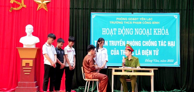Học sinh Trường THCS Phạm Công Bình, huyện Yên Lạc (Vĩnh Phúc) diễn kịch về phòng, chống tác hại của thuốc lá điện tử.