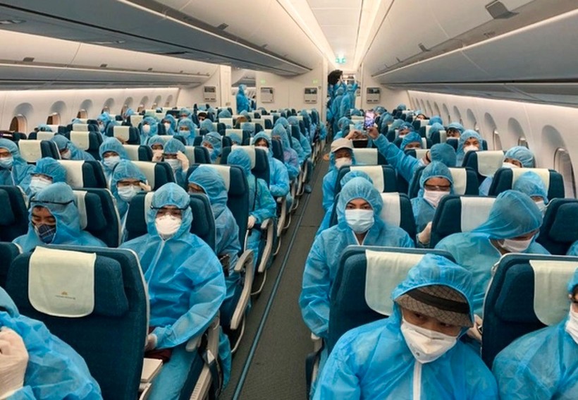 Người dân về nước trên một chuyến bay 'giải cứu' trong thời điểm dịch bệnh Covid-19 hoành hành.