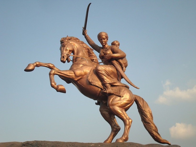 Tượng Nữ hoàng Lakshmibai địu con, cưỡi ngựa, cầm kiếm đặt ở Solapur, Ấn Độ. Ảnh: Atlasobscura.com
